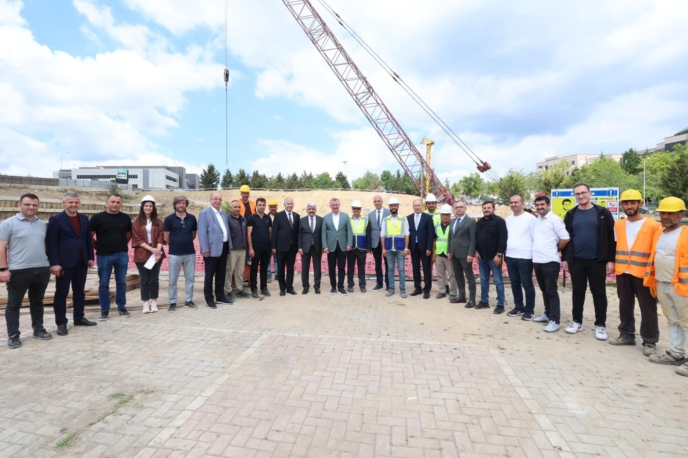 Umuttepe’de cami ve otopark projesi hızla ilerliyor