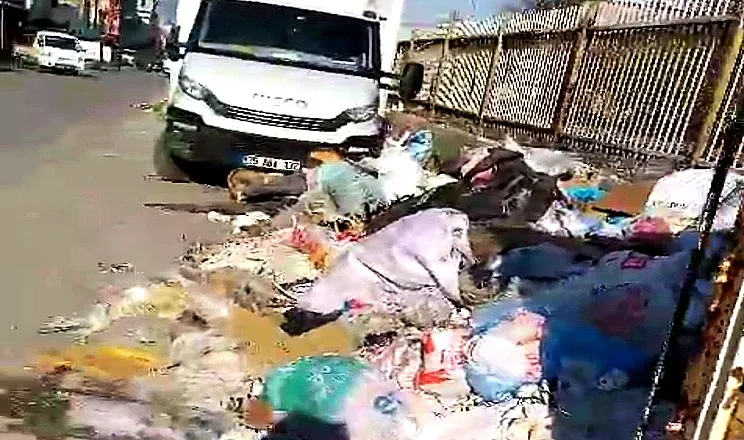 Buca’da Çöpler Sokakları İstila Etti: Vatandaşlar Tepkili